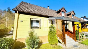 Modernisierte DHH mit Doppelgarage und 2x Carport in Traumlage inkl. Bachlauf, 37412 Herzberg am Harz, Doppelhaushälfte